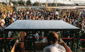 Solar-Powered Festivals: Kenapa Mobil Listrik Modular Jadi “Basecamp” Baru di Event Outdoor Jakarta?